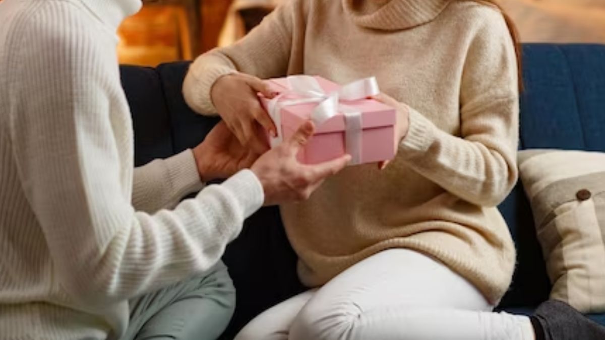 Best Anniversary Gifts for Couples: How To Win Over The Heart Of Your Loved One! 