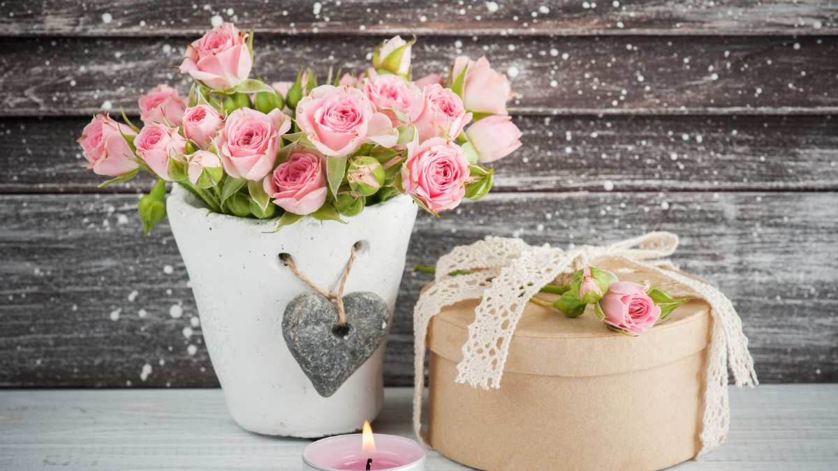 Vastu Tips: Dos And Don'ts Of Gifting Flowers To Maintain Love And Peace In A Relationship 