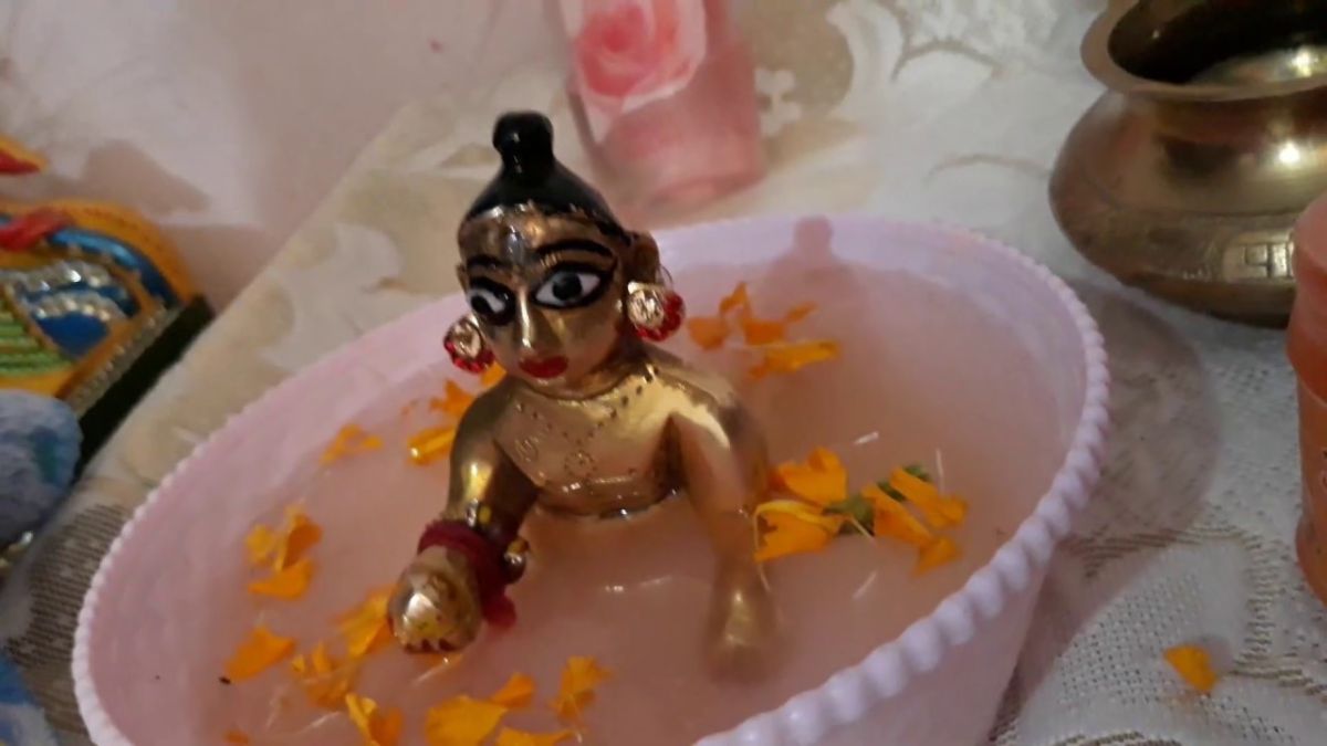 how to bathe laddu gopal idol