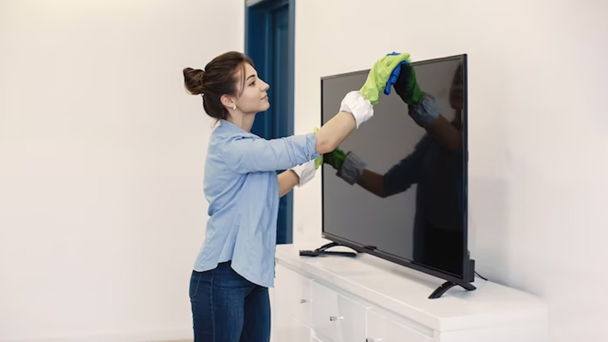 how to clean a flat screen TV