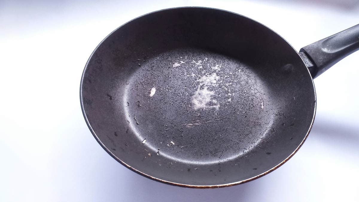 How to clean dirty tawa