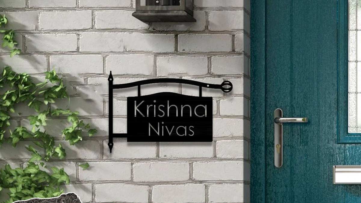 क्या घर के मुख्य द्वार पर अपना नाम लिखना सही है?