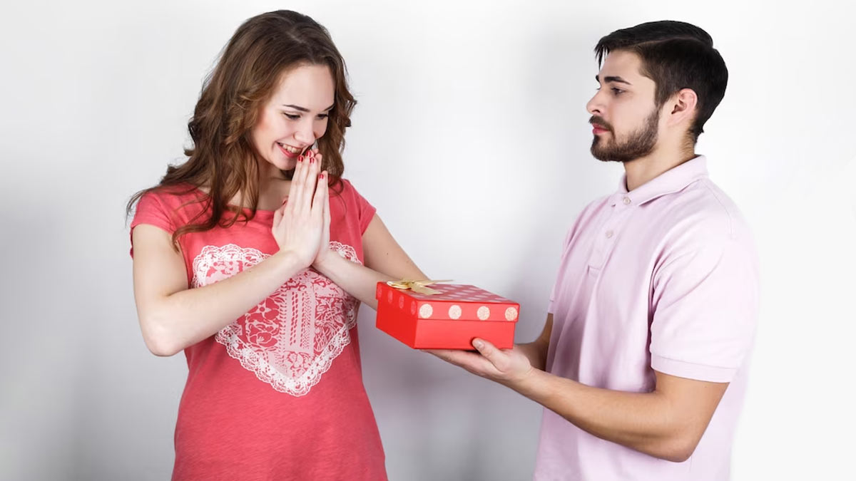 Valentine's Day Gift ideas: वैलेंटाइन डे पर 50 रुपये से भी कम कीमत में ये गिफ्ट दे कर जीत लें अपने पार्टनर का दिल
